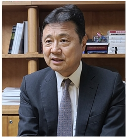 김의형 한국지속가능성인증포럼(KOSRA)회장 환경·사회·지배구조(ESG) 공시 의무화가 본격화된 가운데, 2028년부터 시행될 정부의 지속가능성 공시 로드맵이 확정된 최근 한 사무실에서 관련 업무가 진행되고 있다.